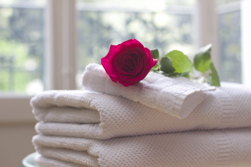 chambre-hote-RAMATUELLE-min_towel_rose_clean_care_salon_spa_white_bath-731641